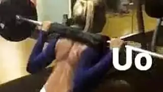 مراهقة ساخنة في ملابس داخلية تحصل على فتحتها الضيقة لحفر عميق