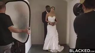 زوجة مثيرة تمص قضيب زوجها الأسود الكبير بعنف
