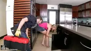 يهيج علي اختو بعد ما سكب عليها الحليب