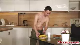 إذا ذهبت للسجن هذه المراه تعتني بك الإباحية