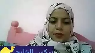 تخلع هدومها قدام صديقها فيلعب في كسها
