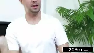 شقراء كبيرة الصدر تمارس الجنس مع مدربها في الصالة الرياضية بقوة