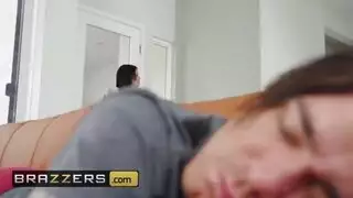 امرأة ناضجة تدعو صديق ابنها لممارسة جنس مزدوج صريح