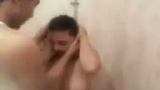 شاب مصري شقي يدعك بزاز حبيبته المحجبة و يفرشها و يرضع حلماتها في محل