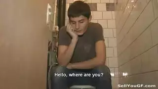 الفتاة الشقراء تتعرض للضرب بقضيب ضخم