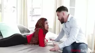 فحل أجنبي يمارس الجنس بقوة مع جمال لبنانية محجبة في مشهد إباحي مكثف