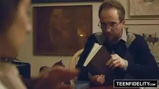 فيلم إباحي صريح للمعلمين: مدير المدرسة يمارس الجنس بقوة مع مراهقة في مكتبه