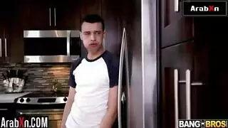 أم ناضجة تحصل على جماع صعب مخادع من ابن زوجها المرح