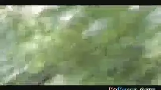 يمسك كاميرا التجسس