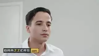 ثلاثي إباحي: مراهقة وكوجر تُضربان بقضيب ضخم