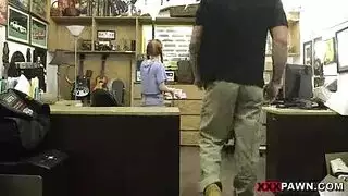 امرأة تأخذ قضيب الكبش