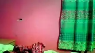 فتاة إيمو صغيرة الحجم تُدمر بواسطة جنس جماعي عنيف