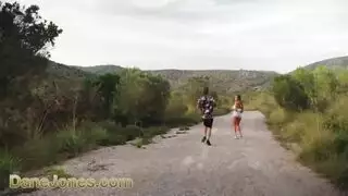 تضع يدها على فمه عندما يأخذها بشدة