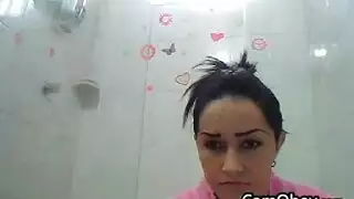 عاهرة سمراء تأخذ عدة أقراص في عرض كاميرا عام