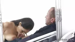 عملية استمناء شديدة لرجل واحد مع قذف