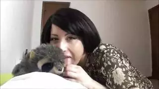 هذه الفتاة الجائعة للقضيب تعيش على ركبتيها