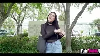 ستدمن على كسها الضيق