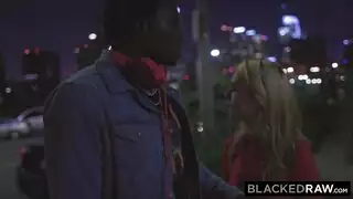 يدخل القضيب الأسود فمها الآن