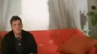 شقراء ناضجة تمارس الجنس بشدة مع رجلين في وقت واحد على الأريكة