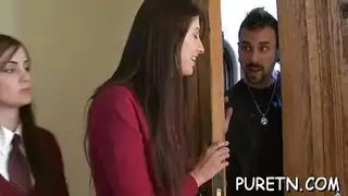 شقراء تمارس الجنس بالفم في مشهد إباحي