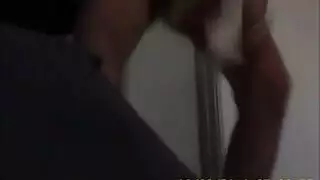 لقطات تجسس مثيرة: زوجة الأب الفضولية تشاهد ابنتها الزوجية عبر كاميرا سرية