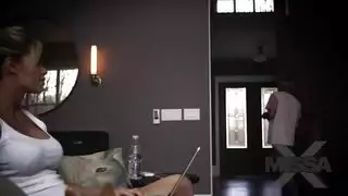 تظهر الحب بكل دفعة وأنين