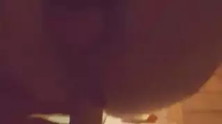 لارا تتمدد بواسطة قضيب اصطناعي مطاطي ضخم