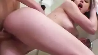الأخ يمارس الجنس مع أخته في الحمام شريط جنسي بثدي ضخم