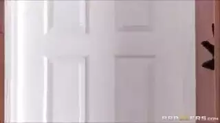 فتاة تخون حبيبها الوسيم