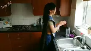 عاهرة الكام تفتح كسها الخام للكاميرا
