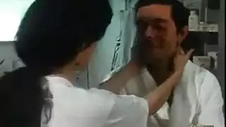 رجل إيطالي يدق كس مبلل ويصفع طيز مدورة