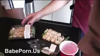 يريد أن يأكل فرجها الضيق بقوة