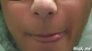 النص الأصلي: تظهر لنا الممثلة الجميلة ما تخفيه تحت ملابسها