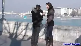 الأم الحارة تأخذ عدة أعضاء أجنبية في مشهد إباحي