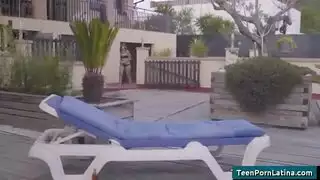 جارتي الساخنة تتباهى بجسدها العاري المثالي