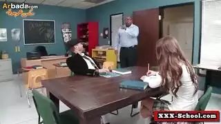 معلم يضرب كس التلميذة في فصل فارغ