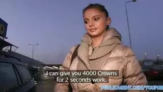 يراها، فيركع على ركبتيه لقضمة مشوية بالبصق