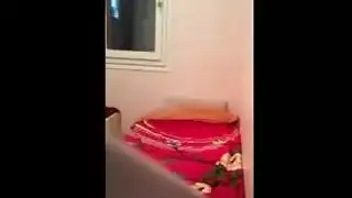 علاقة سرية مكشوفة: كاميرا خفية تصور فمه على حلمتي صدرها