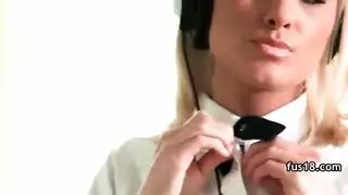 الفتاة المشاغبة بالزي الموحد تأخذ قضيبًا بجانب المسبح
