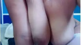 فانيسا سييرا تهز ثدييها الكبيرين بينما تركع لمص قضيب رجل أسود ضخم