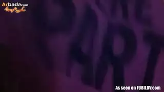 جلسة جنس عنيفة في جينزات عصرية