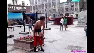 فتاة حضرية مثيرة تأخذ finger خشنة