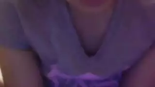 ركعت وأخذت قضيبه بالكامل وخصيتيه في فمها