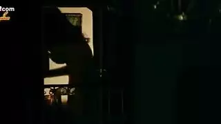 الأم الجذابة مونيكا بيلوتشي تأخذ قضيب شاب في مؤخرتها