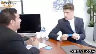 السكرتيرة تخدم قضيب العميل المتعطش بفمها وكسها