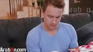 زوجة الأب تبلع بعد وضعية الكلب المكثفة