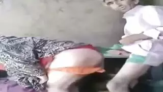 عمل محفوف بالمخاطر: يختبئ من زوجته لممارسة الجنس مع حبيبة ابنه الحارة