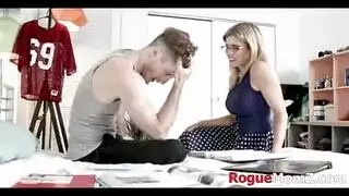 بنتين يقبلاني رجل واحد