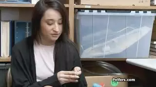 الشرطي يعطي الكاشيرة السارقة جلسة تأديب إباحية