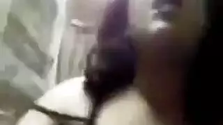 ربة منزل عراقية تتعطش لقضيب كبير